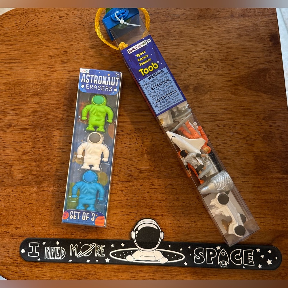 Space / Astronaut gift pack erasers, figures and snap bracelet ruler